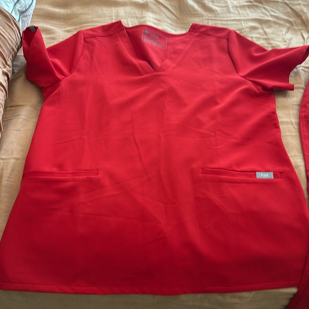 FIGS size large scrub top